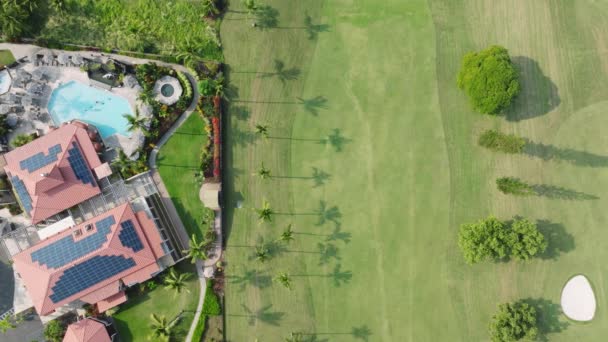 Golf Kulübünün Çatısında Güneş Panelleri Olan Tatil Köylerinin Hava Manzarası — Stok video