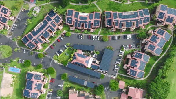 Sonnenkollektoren Auf Dem Dach Eines Hauses Der Amerikanischen Nachbarschaft Grüne — Stockvideo