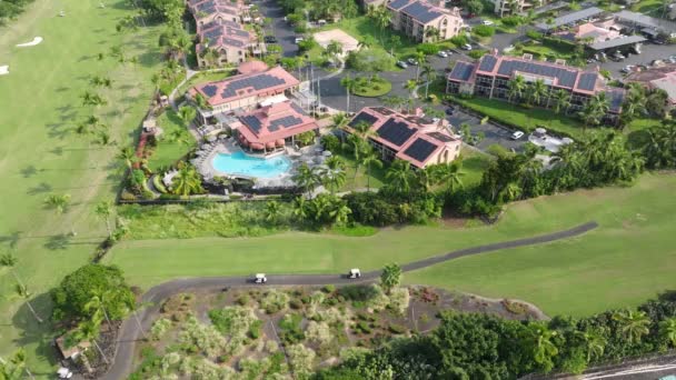 Vista Aérea Clube Golfe Telhado Hotel Geração Eletricidade Sustentável Ensolarada — Vídeo de Stock