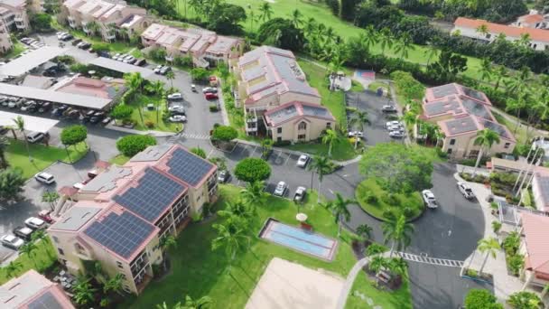 Solarmodule Auf Den Dächern Moderner Wohngebäude Auf Der Grünen Hawaii — Stockvideo