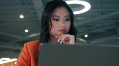 Çatı katında geç saatlere kadar çalışan Asyalı güzel kadının portresi. Girişimci e-posta yazıyor ya da laptopta haber okuyor. Bayan patron bulanık hareket geçmişi üzerine açık uzay ofisinde proje üzerinde çalışıyor.