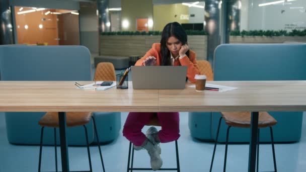 超级疲倦和困倦的亚洲女商人深夜离开空荡荡的工作场所 混合种族女孩关闭笔记本电脑并离开空旷的开放空间办公室 商务人士概念 慢动作4K — 图库视频影像