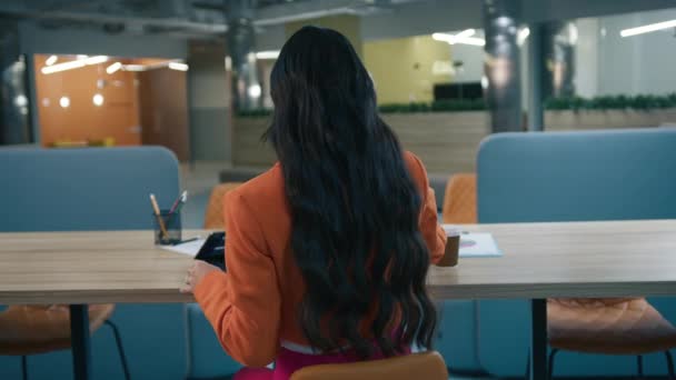 エレガントな髪型と美しい長い暗い髪を持つ認識できない若いビジネス女性は 職場の机に座ってストレッチ コンピュータの仕事を終えた 頭の後ろに手を置くリラックスしたビジネス女性 — ストック動画