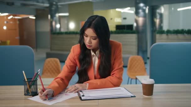 Asiatisk Kvinne Bruker Penn Til Notere Økonomisk Rapport Rettelser Jobbe royaltyfrie stockvideoer