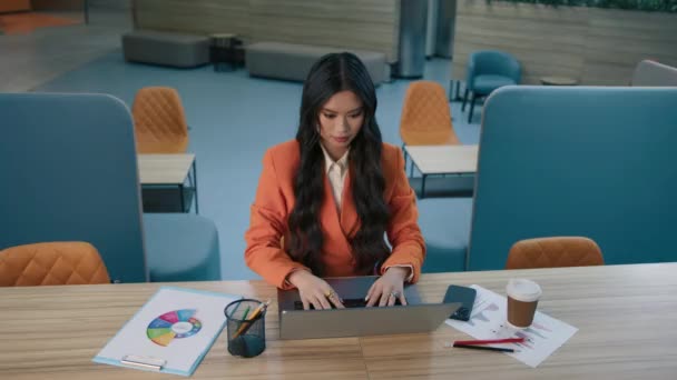 Güzel Asyalı Kadını Ofis Masasında Oturuyor Başarılı Promosyonunu Yıllık Ikramiyeyi — Stok video