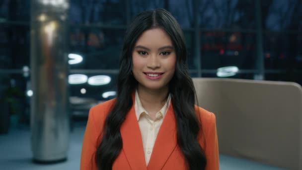 Inspirerad Glad Ung Asiatisk Blandras Vacker Kvinna Poserar Sent Natten — Stockvideo