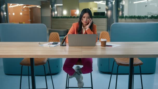Deprimido Sonolento Asiático Feminino Sentindo Cansado Enquanto Trabalhava Papelada Financeira — Vídeo de Stock