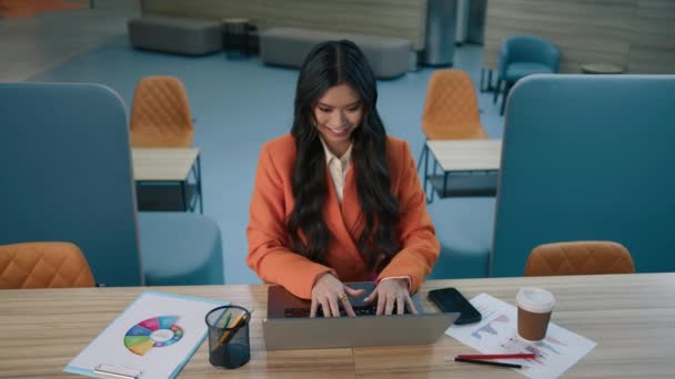 Lächelnde Junge Asiatische Geschäftsfrau Telefoniert Arbeitet Laptop Schreibtisch Glückliche Managerin — Stockvideo
