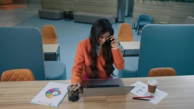 Mutlu Asyalı iş kadını genç girişimci iş yerindeki akıllı telefonuyla zaferi kutluyor ve iş fırsatlarının tadını çıkarıyor. Kariyer sahipleri ağır çekim 4K çekimini kutluyor.