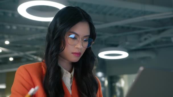 Mujer Negocios Étnica Asiática Inteligente Gafas Que Trabajan Computadora Oficina — Vídeos de Stock