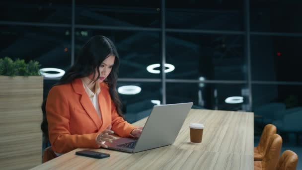 Triste Asiático Etnia Trabalhador Sobrecarregado Laptop Mulher Negócios Frustrada Infeliz — Vídeo de Stock