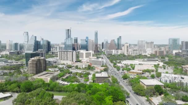 Hochhäuser Austin Skyline Video Drohne Fliegt Über Grüner Parkanlage Richtung — Stockvideo