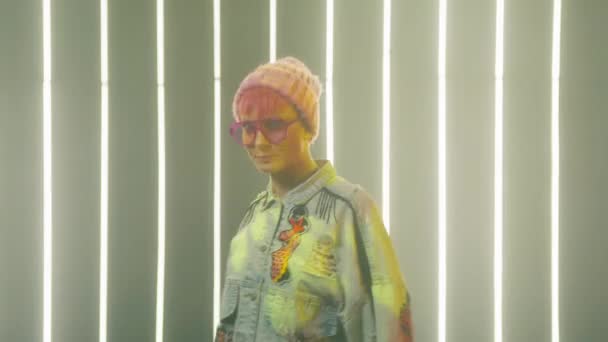 Портрет Сміливого Рожевого Волосся Дівчина Клуб Коктейльна Тарілка Одягнена Рожеві — стокове відео