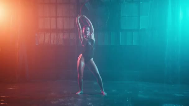 Sensual Menina Magro Jovem Com Perfeito Sexy Ajuste Corpo Dançando — Vídeo de Stock
