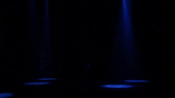 Блакитна Пляма Запалює Рух Показуючи Еротичного Танцюриста Темряві Дражнить Сексуальними — стокове відео