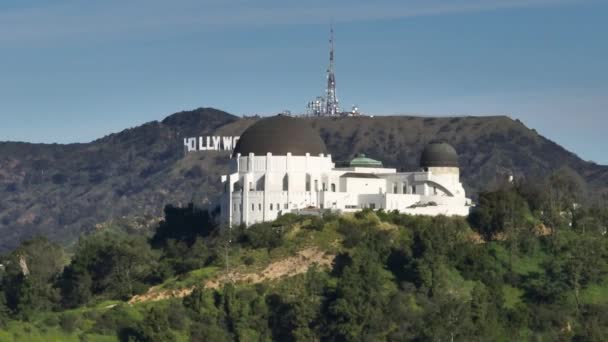 Aéreo Épico Dois Marcos Principais Los Angeles Parque Observatório Griffith — Vídeo de Stock