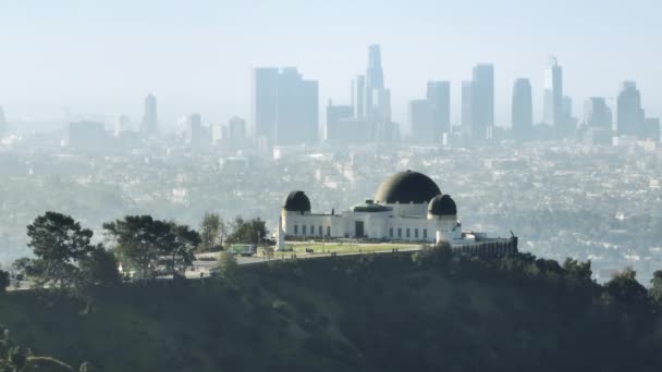 Vista Mozzafiato Griffith Observatory Cupole Sul Monte Hollywood Nella Soleggiata — Video Stock