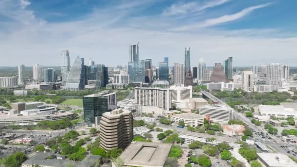 텍사스 여름날 오스틴 시내에 전망좋은 사무용 과녹색 상공을 오스틴 초고층 — 비디오