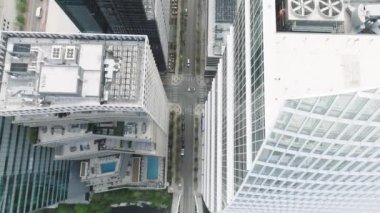 AUSTIN TEXAS USA. Gökdelenlerin gökdelenler manzarası. Duvarlar berrak camdan ve inci gibi metal aksanlı. Şehir merkezinde güneşli bir yaz gününde Austin 'in işlek caddelerinde kule tepeleri