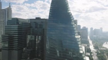 Modern Austin mimarisi, yaz havası Texas. Çağdaş şehir manzarası, İHA B 4K görüntüsü. Şehrin merkezindeki sinematik cam beton tasarım ofis binaları