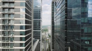 Çağdaş şehir manzarası, İHA B 4K görüntüsü. Şehrin merkezindeki sinematik cam beton tasarım ofis binaları. Modern şehir merkezi Austin mimarisi, yaz havası Teksas