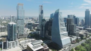Çağdaş şehir manzarası, İHA B 4K görüntüsü. Şehrin merkezindeki sinematik cam beton tasarım ofis binaları. Modern Austin mimarisi, yaz havası.