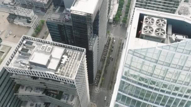 Epicki Skok Dronów Nad Wysokim Dachem Budynków Biurowych Mieszkalnych Centrum — Wideo stockowe