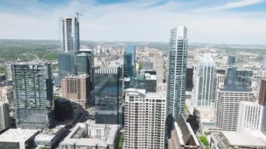 Prestijli konut manzaralı ABD mülkü. Austin şehir merkezindeki sinematik modern binalar. Şehir arka planında fotokopi alanı olan bir yaz günü. Emlak işi görüntüleri, İHA 4K