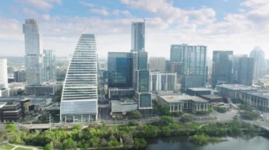 Teksas, ABD. Austin Downtown 'ın havadan görüntüsü. Güzel bir iş yeri ve ön cephedeki konut binaları, şehir manzarası manzarası. Colorado nehri manzaralı gökdelenlerde pahalı daireler.