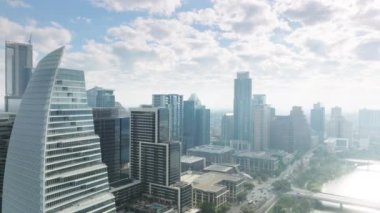 Teksas, ABD 'de manzaralı Colorado nehri manzaralı gökdelenlerde pahalı daireler. Austin Downtown 'ın 4K hava görüntüsü. Güzel iş yerleri ve ön cephedeki konut binaları, şehir manzarası manzarası