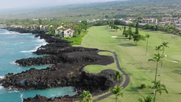 住在美国夏威夷州大火山岛上昂贵房地产的富人度假4K 美丽的风景 昂贵的夏季度假目的地 蓝色的大海和绿色的高尔夫球场 — 图库视频影像