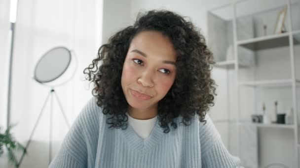 Jeune Femme Afro Sceptique Parlant Caméra Assise Maison Femme Faisant — Video