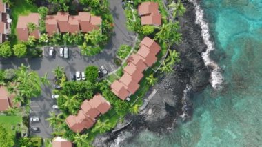 Hawaii insansız hava aracı 4, volkanik Büyük Ada ABD. Polinezya turizm konsepti. Tropik cennet adasındaki okyanus manzaralı köy. Egzotik tatil kaçamağı. Romantik balayı yeri