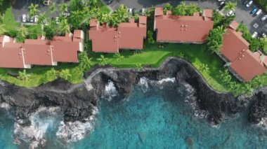 Yeşil volkanik adaya rüya gezisi. Yavaş hareket eden şeffaf turkuaz deniz suları mercan resifleri ABD sualtında görülüyor. Güzel Hawaii adasına açık hava yolculuğu. Sinematik vahşi doğa hava 4K
