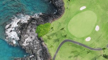 Volkanik sahildeki mükemmel yeşil golf sahası. Golf sahası tropikal adası. Spor havası arka planı. Hawaii sahilindeki lüks golf kulübü oteli manzaralı Pasifik Okyanusu manzaralı, ABD tatili