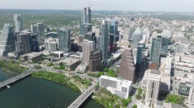 Modern Austin mimarisi, yaz havası. Çağdaş şehir manzarası, İHA B 4K görüntüsü. Sinematik cam beton tasarım iş ofisleri şehrin merkezinde binalar