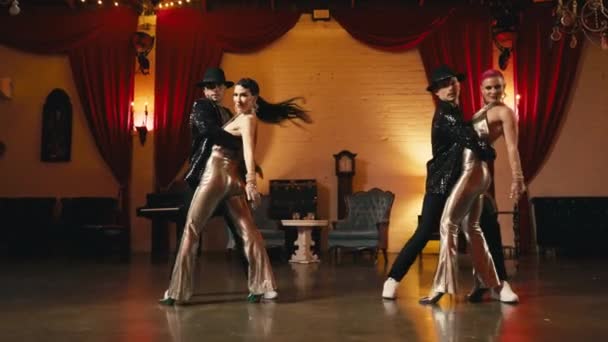 Çekici Sanat Deco Gece Kulübünde Senkronize Koreografi Dansı Yapan Genç — Stok video