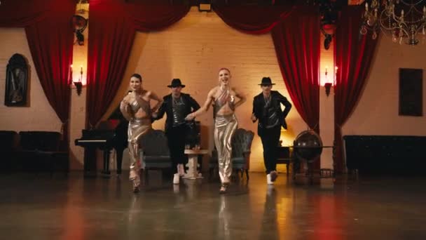 Nowoczesne Profesjonalne Tancerki Zwolniły Tempo Grupa Stylowych Młodych Ludzi Tańczących — Wideo stockowe