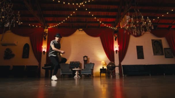 Facet Tańczy Taniec Hiphopa Ulicy Taniec Człowiek Stylowym Kapeluszu Wykonując — Wideo stockowe
