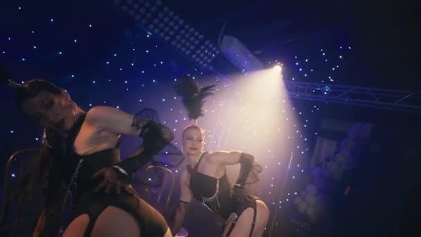 Сексуальні Жінки Бульбашки Ходять Сцені Танцюють Навколо Стільця Сцені Темного — стокове відео