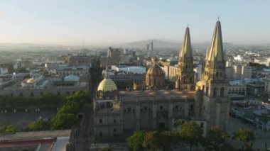 Katedral Bazilikası de la Asuncion de Maria Santisima, Meksika 4K 'daki Guadalajara Katedrali turistik simgesi. Guadalajara 'da altın gün doğumu ışığında tarihi yapı ana simgesi.