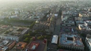 Guadalajara Metropolitan Katedrali Fray Antonio Alcalde Bulvarı 'nın kuzeyinden güneye, Orta Amerika Meksika' ya bakıyor. Tarihi turizm simgesi olan Latin şehir havası, yazın ünlü bir plaza.