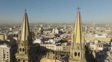 Altın güneş ışığı 4K ile Meksika 'nın tarihi simgelerinden oluşan manzara mimarisi. Guadalajara, Meksika 'daki ana katedralin gotik kuleleri ve mimari dekor unsurlarına yakın çekim
