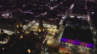 Mor gökyüzünde tarihi mimari Guadalajara Katedrali ile güzel bir gece sahnesi. Guadalajara Meksika 'nın merkezi manzarası. Jalisco 'daki Hava Katedrali ve Plaza Guadalajara, Meksika 4K