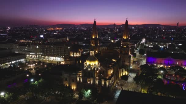 Dron Létající Nad Historickou Architekturou Katedrály Při Malebném Růžovém Západu — Stock video