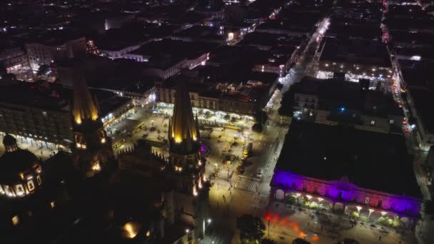 歴史的建造物と美しい夜のシーン紫色の空にグアダラハラ大聖堂 グアダラハラ メキシコの中央広場の俯瞰図 メキシコ ハリスコの空中大聖堂とプラザ グアダラハラ — ストック動画