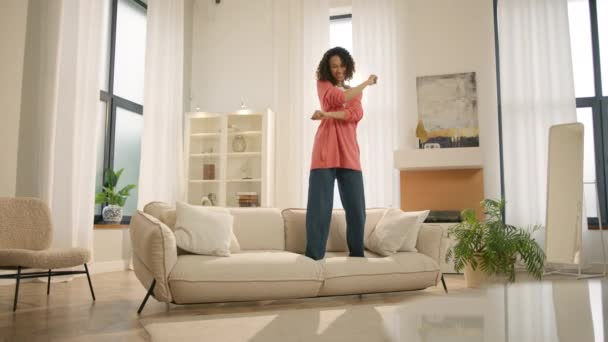 Feliz Joven Mujer Negra Saltando Sofá Siente Muy Contento Por — Vídeos de Stock