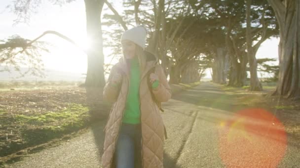 Smiley Όμορφη Γυναίκα Τουριστικό Σακίδιο Περπάτημα Μόνη Της Μέσα Από — Αρχείο Βίντεο