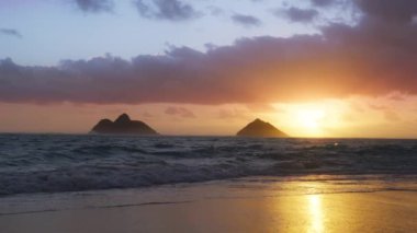 Yanan gökyüzü ve parlayan altın dalgalarla dramatik deniz gündoğumu. Oahu, Hawaii Adaları 'ndaki Paradise Beach Sunrise, ABD. Ufuktaki altın güneş. Yaz sahili gün batımı deniz manzarası. Fantastik doğal renk bulutları 