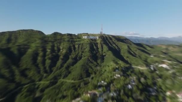 Cinematic Hyperlapse Kierunku Hollywood Znak Pięknych Zielonych Wzgórzach Letni Dzień — Wideo stockowe